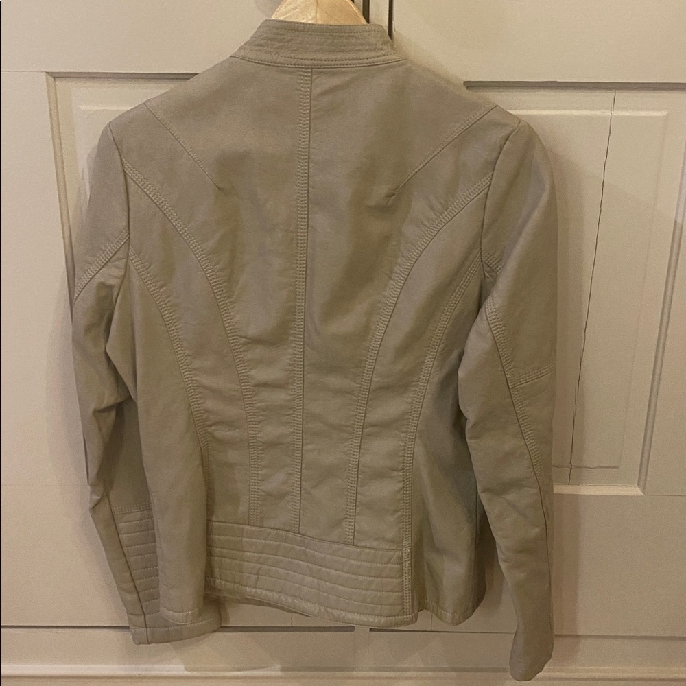 New Chic Beige Faux Leather Motorcycle Jacket with Gold Accents - Picture 2 of 3